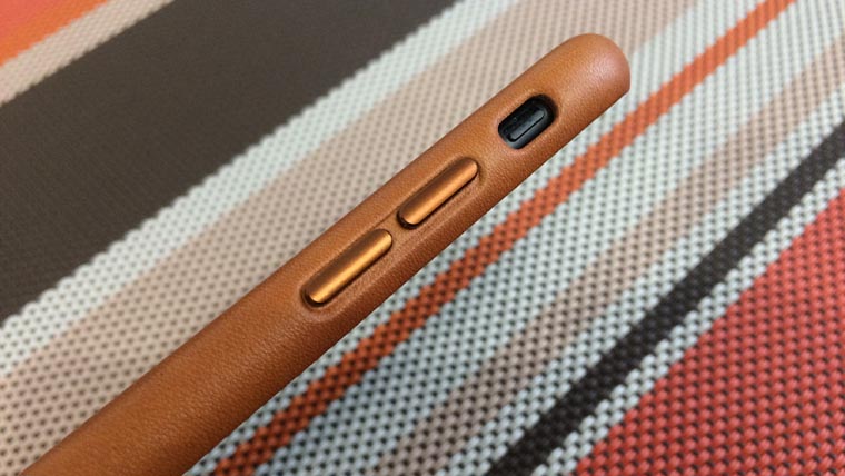 official-leather-case-apple-iphone-7-3