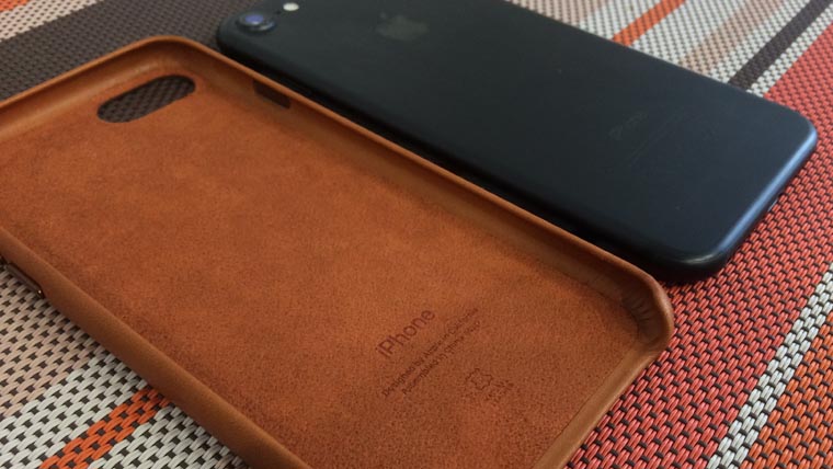 official-leather-case-apple-iphone-7-5