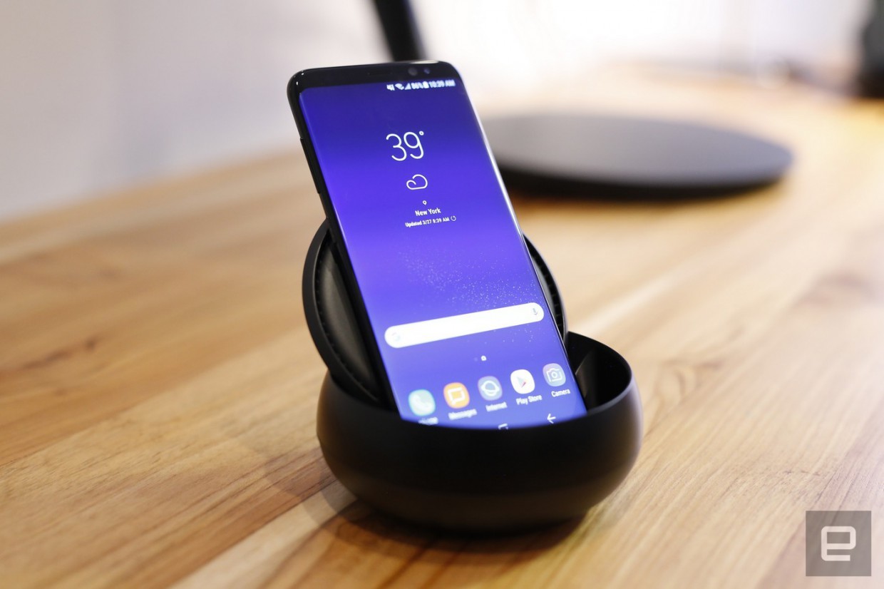Samsung представила док-станцию DeX, делающую из S8 компьютер, Gear 360 и контроллер для Gear VR