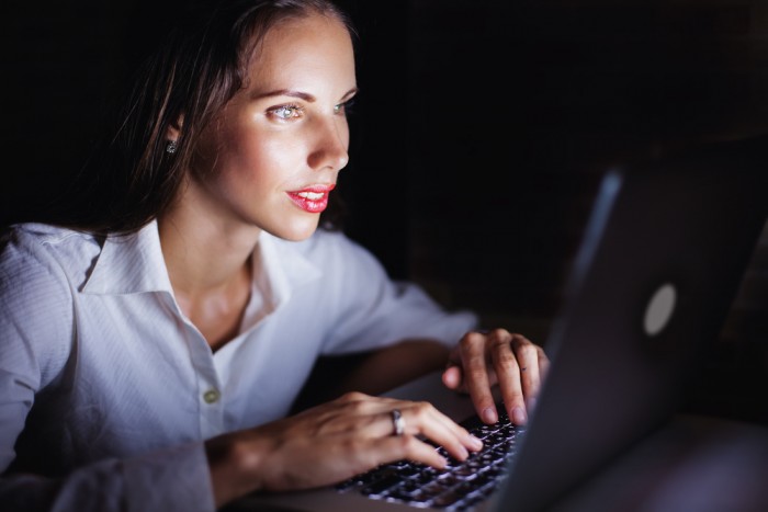Pornhub: девушки смотрят порно со смартфонов чаще парней