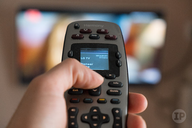 logitech-harmony-650-in-hand