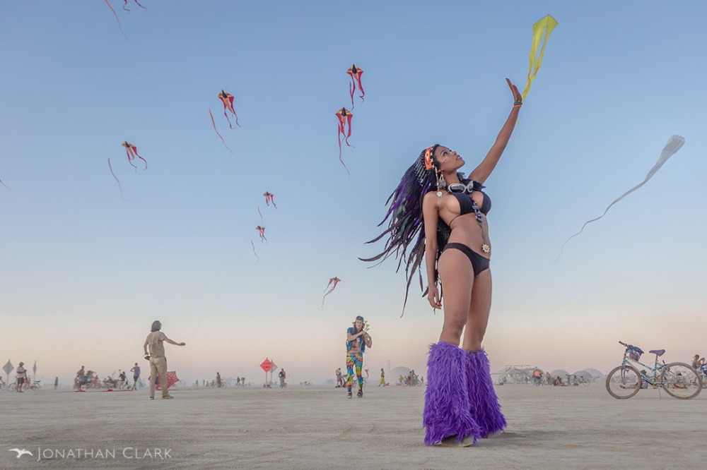 8502260-burning-man-2013-cargo-cult-black-rock-city-jonathan-clark-dota-woman-withindian-headdress-1000-8ae147bed7-1484578714