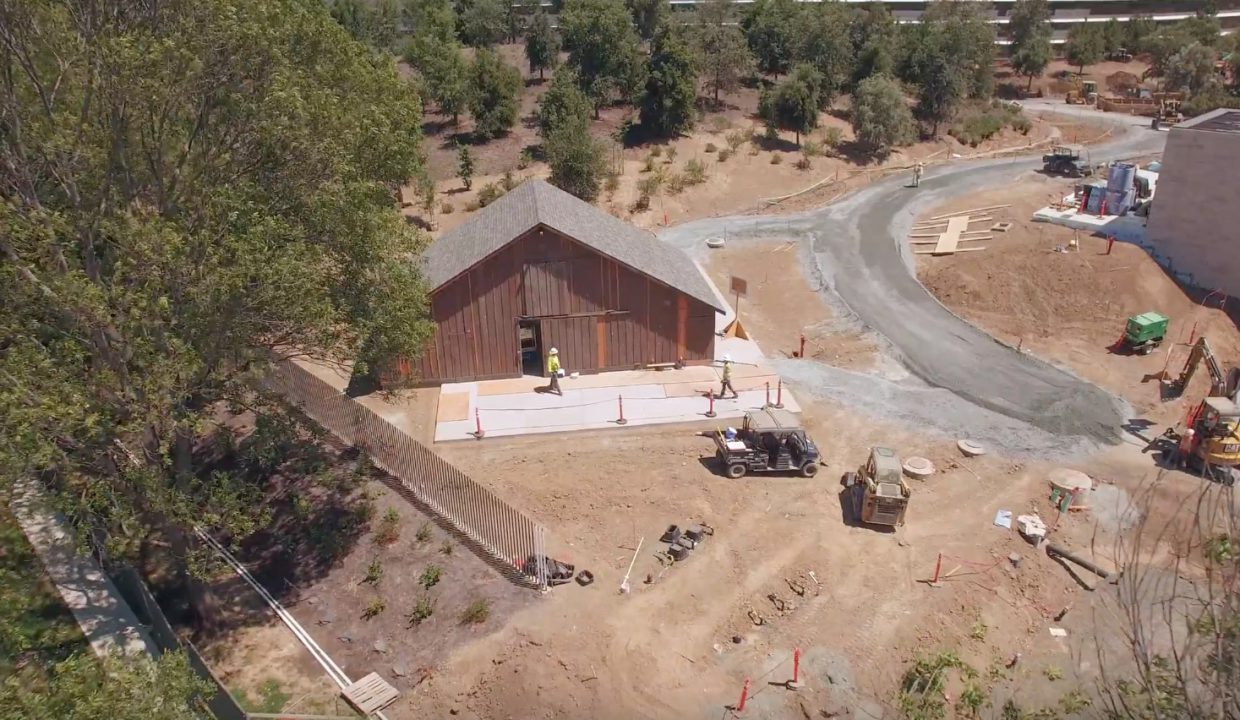 Зачем Apple восстановила деревянный амбар на территории Apple Park
