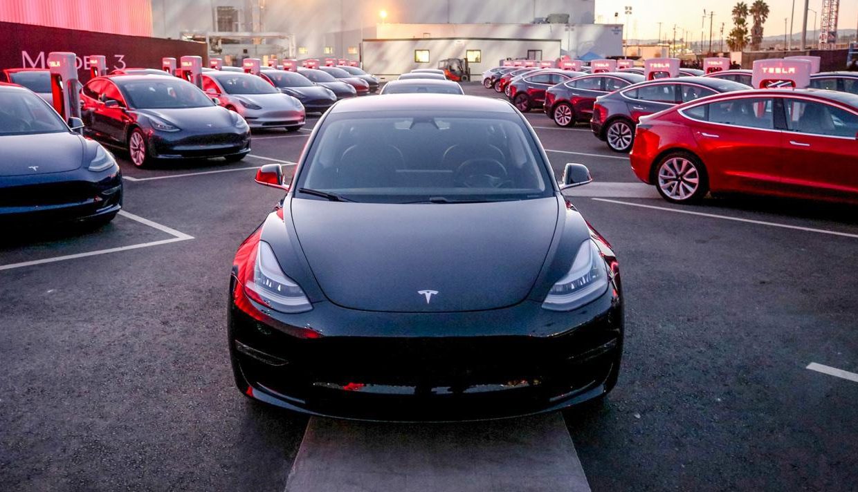В интерьере Tesla Model 3 нет ничего, кроме планшета. Это норм или нет?