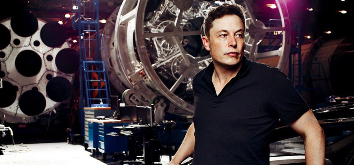 Илон Маск впервые показал скафандр SpaceX