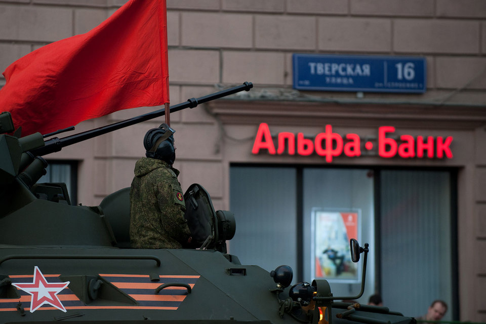 Альфа-банк предупредил, что Открытие, Промсвязь банк, МКБ и Бинбанк на грани. А потом передумал