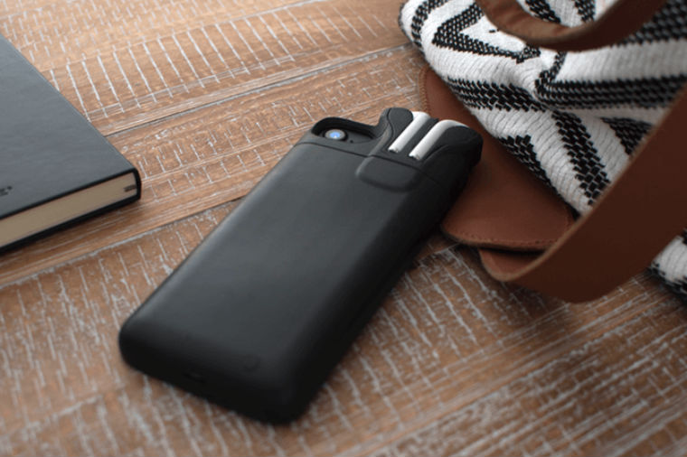 Глава Pebble показал крутой чехол-аккумулятор для iPhone и AirPods