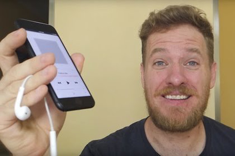 Американец вернул в iPhone 7 разъём для наушников