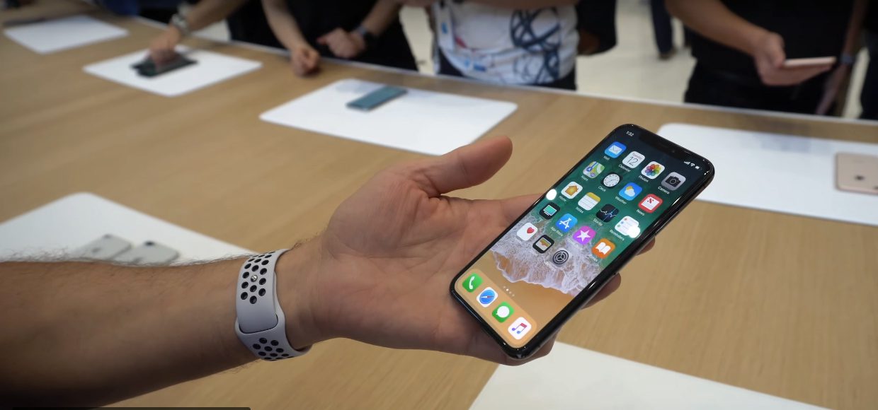 Появились первые видео с iPhone X. Спойлер: он великолепен