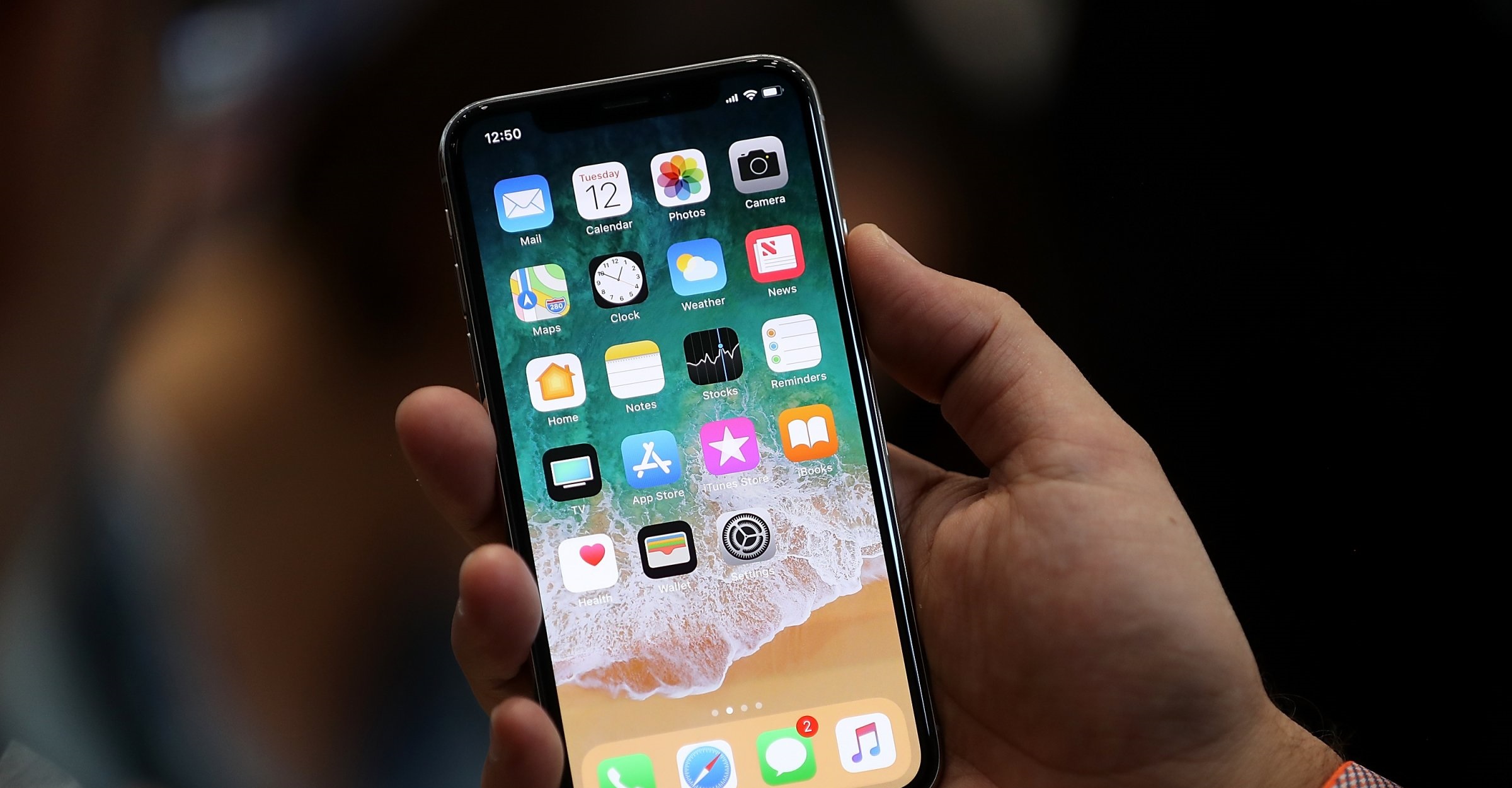 Включённый iPhone X снова засветился на фотографиях