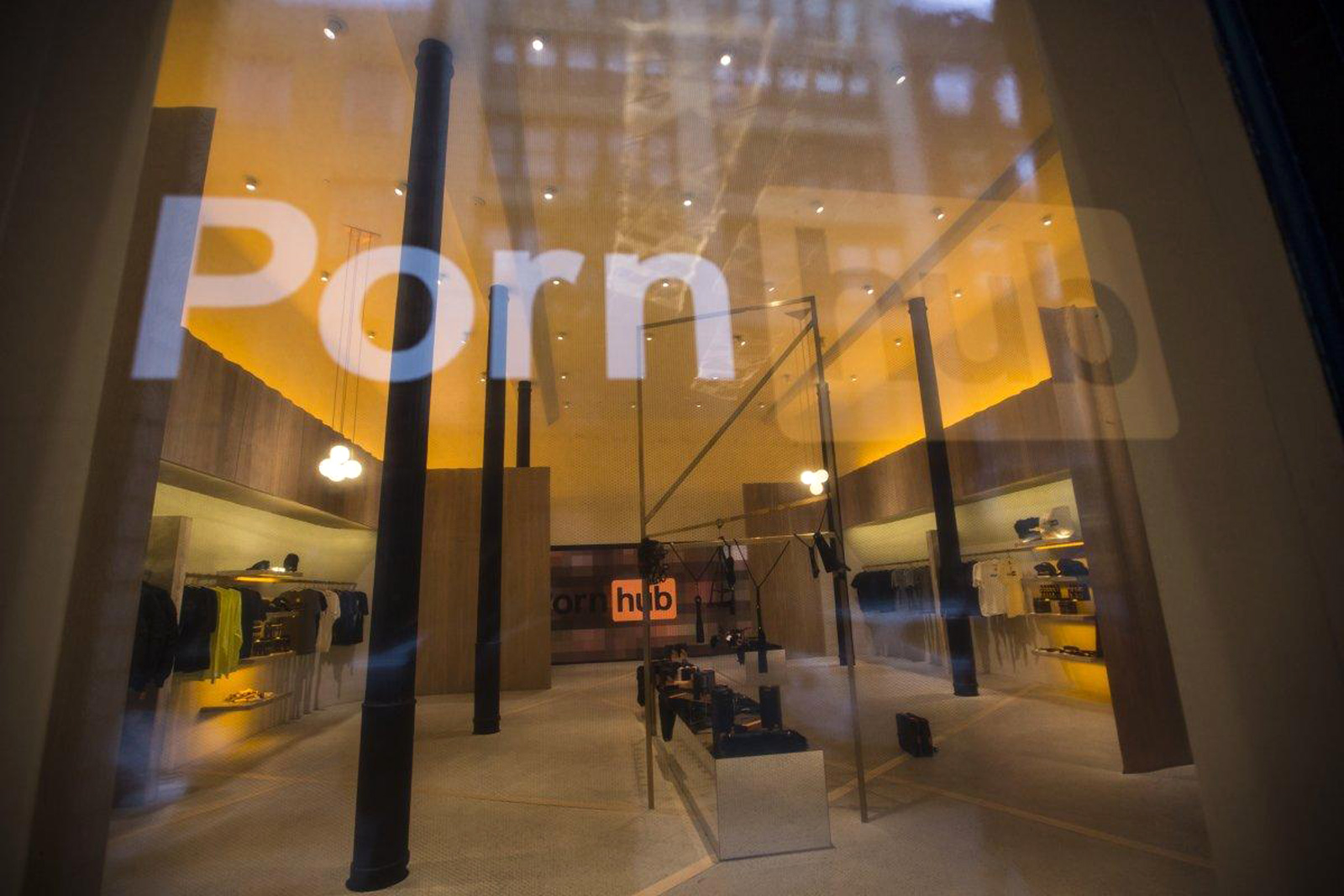 Pornhub открыл фирменный магазин одежды, и там есть скрытая камера