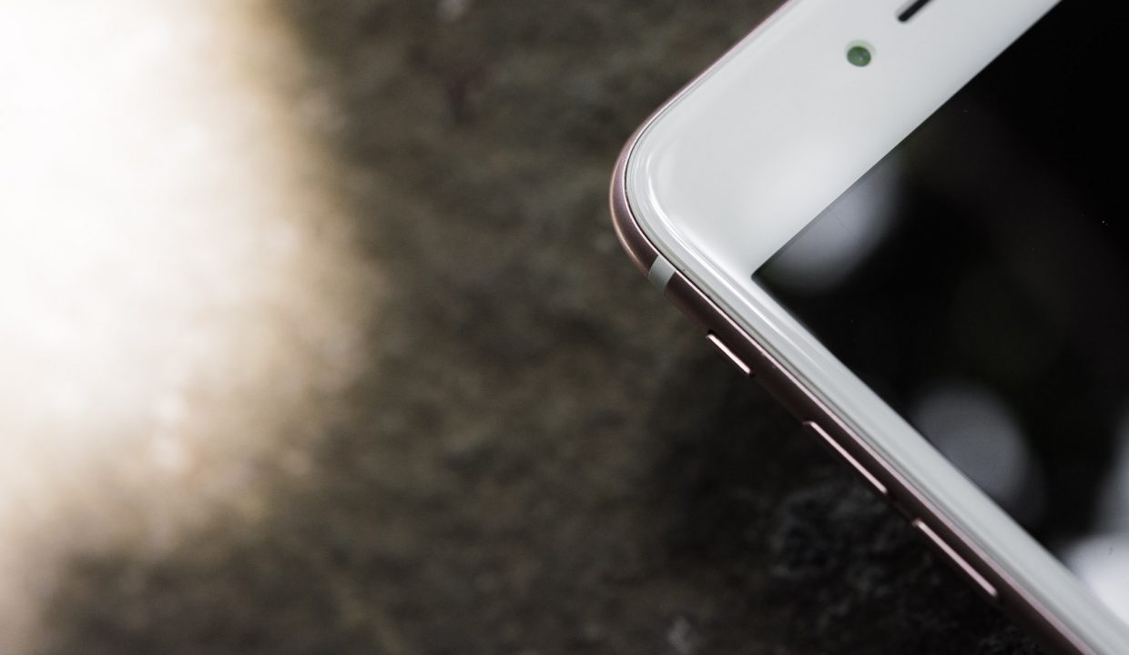 iPhone выпал из самолета и даже не разбился