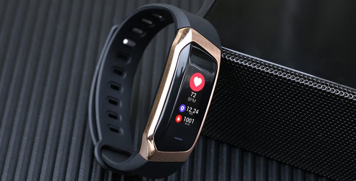 У кого нет Apple Watch, берите такой браслет с экраном за 1870 руб.