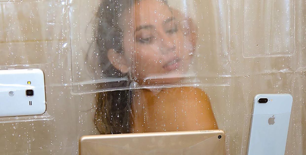 Можно брать. Занавеска для душа с прозрачным карманом для iPhone
