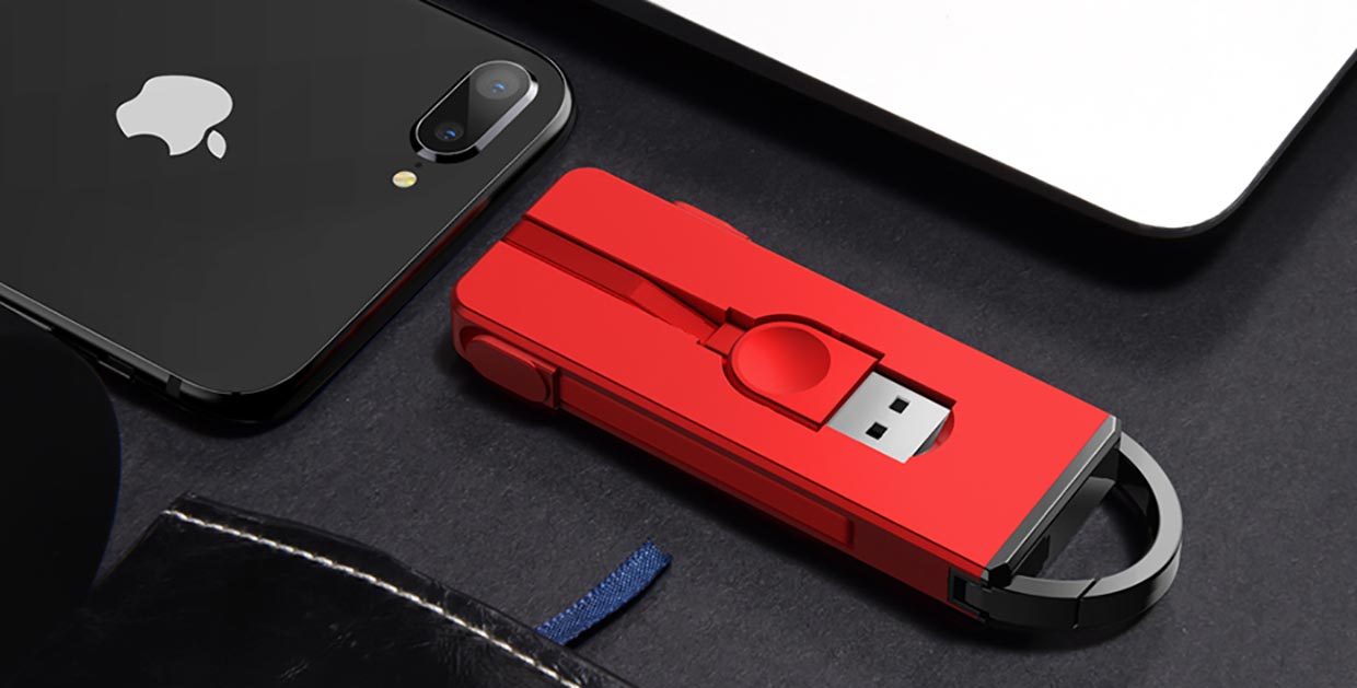 Смотрите какой брелок! Внутри кабель для зарядки смартфона. Надо брать