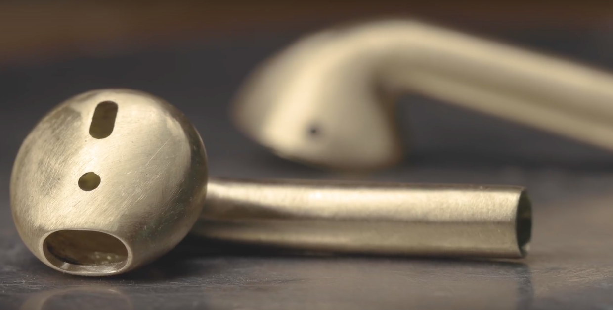 Залипаем 10 минут: как создаются AirPods из чистого золота