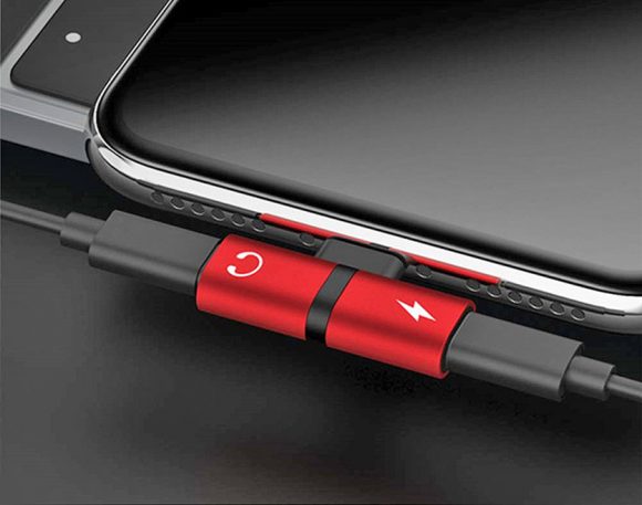 Одновременно подключил наушники и зарядку в iPhone. Стоит 80 рублей