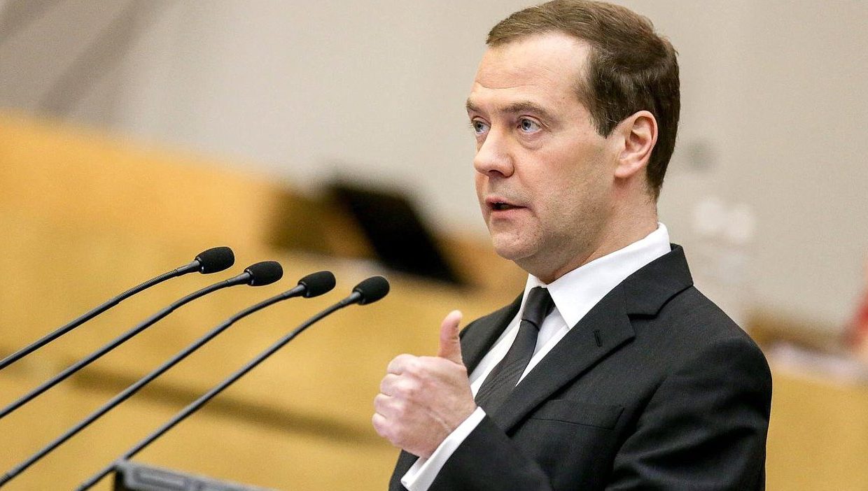 Медведев потребовал отменить комиссию за банковские переводы между регионами