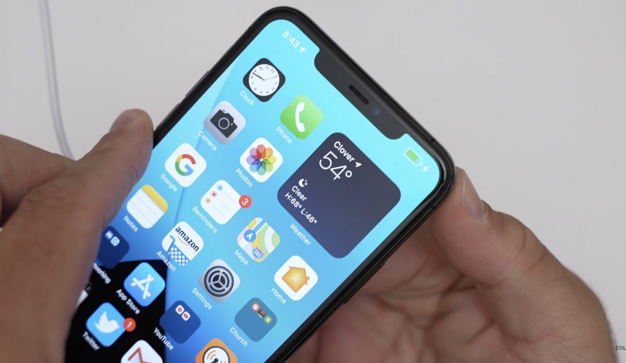 Новые зарядки MagSafe внезапно примагничиваются к iPhone 11 Pro, хотя в них нет магнитов