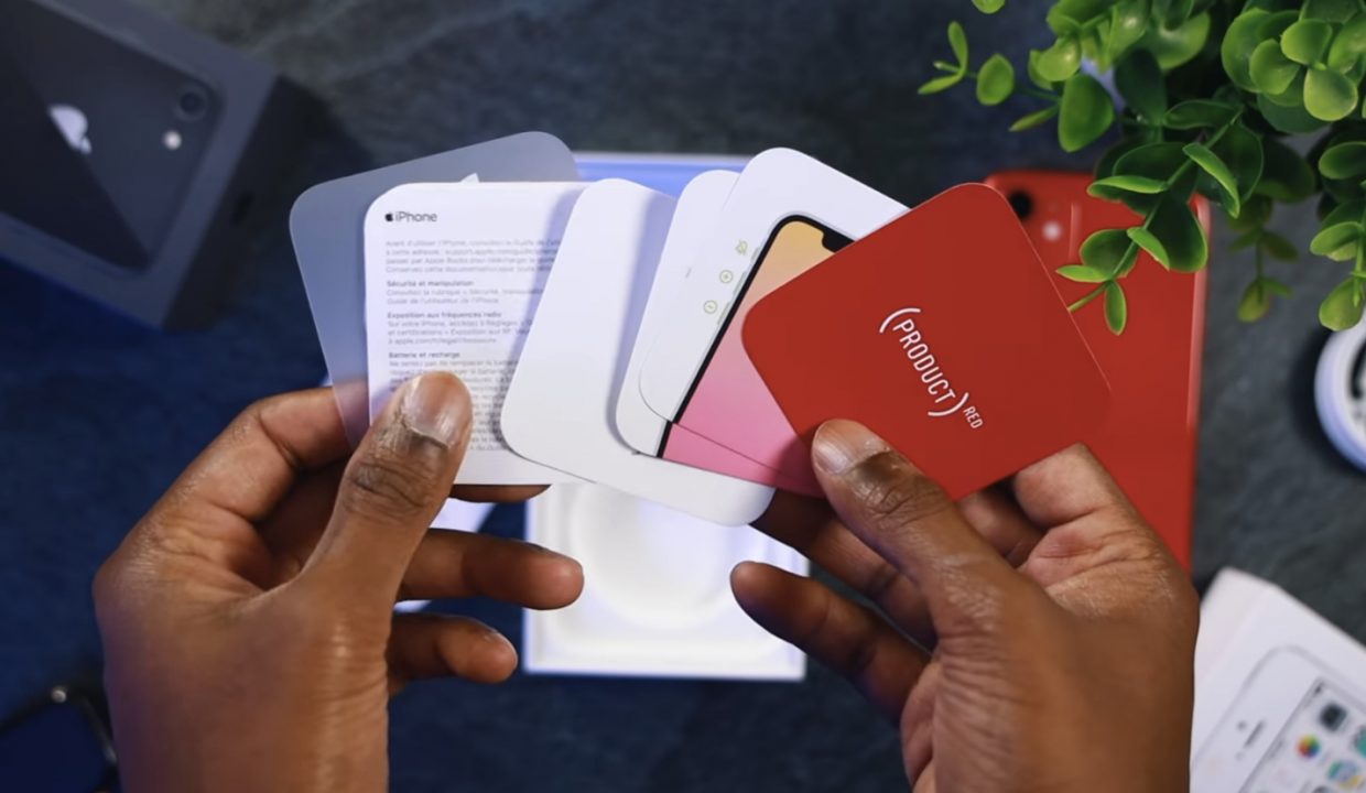 Распаковка новых коробок с iPhone SE и iPhone 11. Один кабель и всего одна наклейка