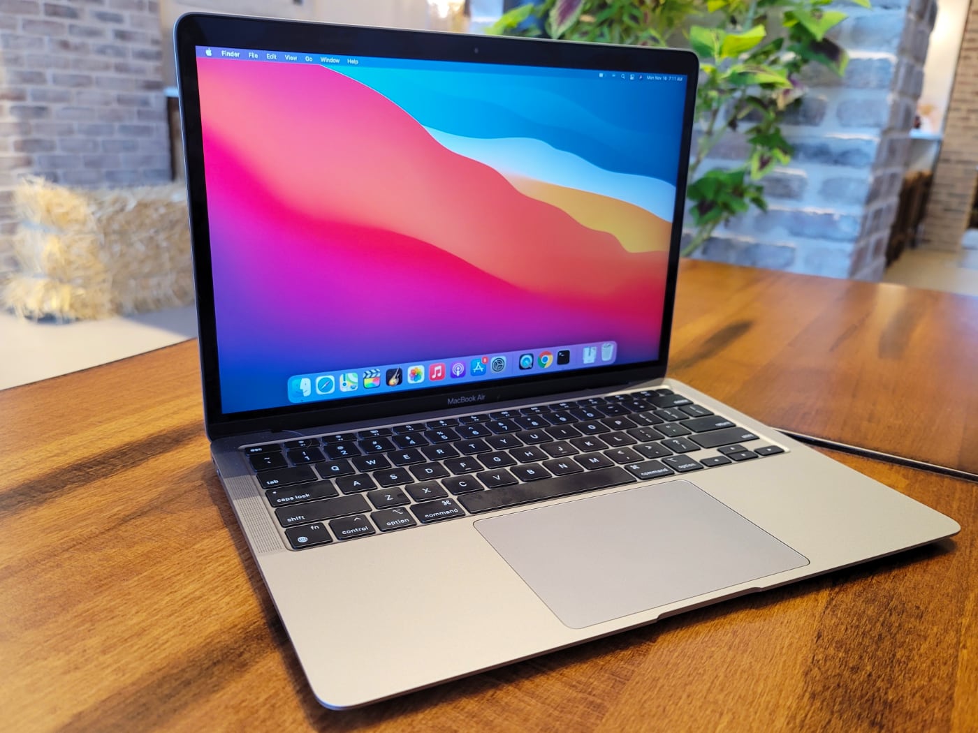М.Видео продала мне MacBook Air, но не отдаёт его. Он просто исчез (М.Видео ответили)
