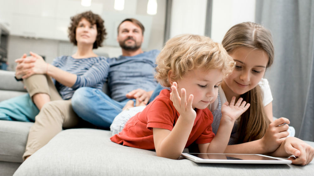 Минцифры хочет предустановки родительского контроля на смартфоны, продаваемые в России