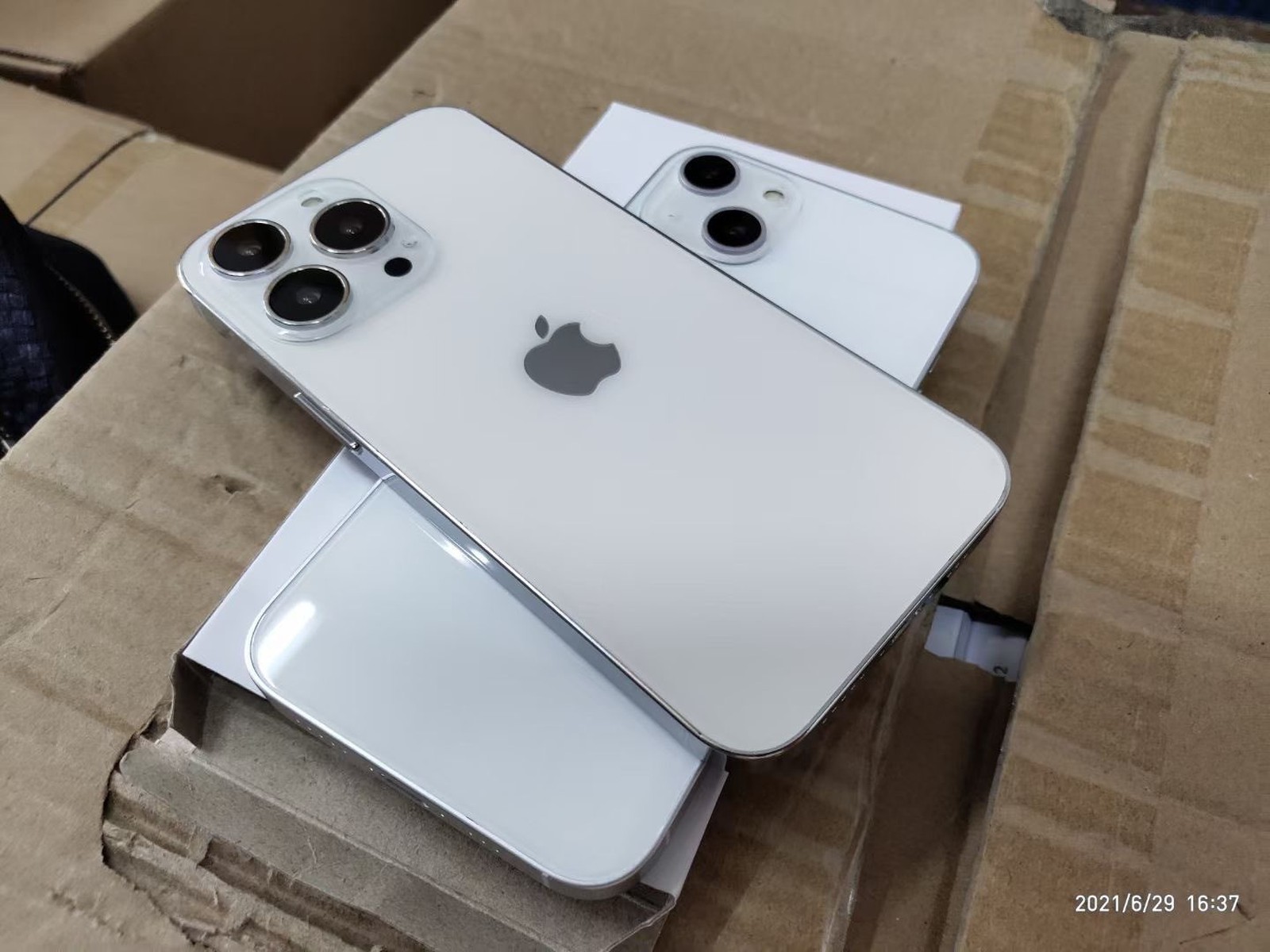 Появились новые фото макетов iPhone 13. У него камера по диагонали