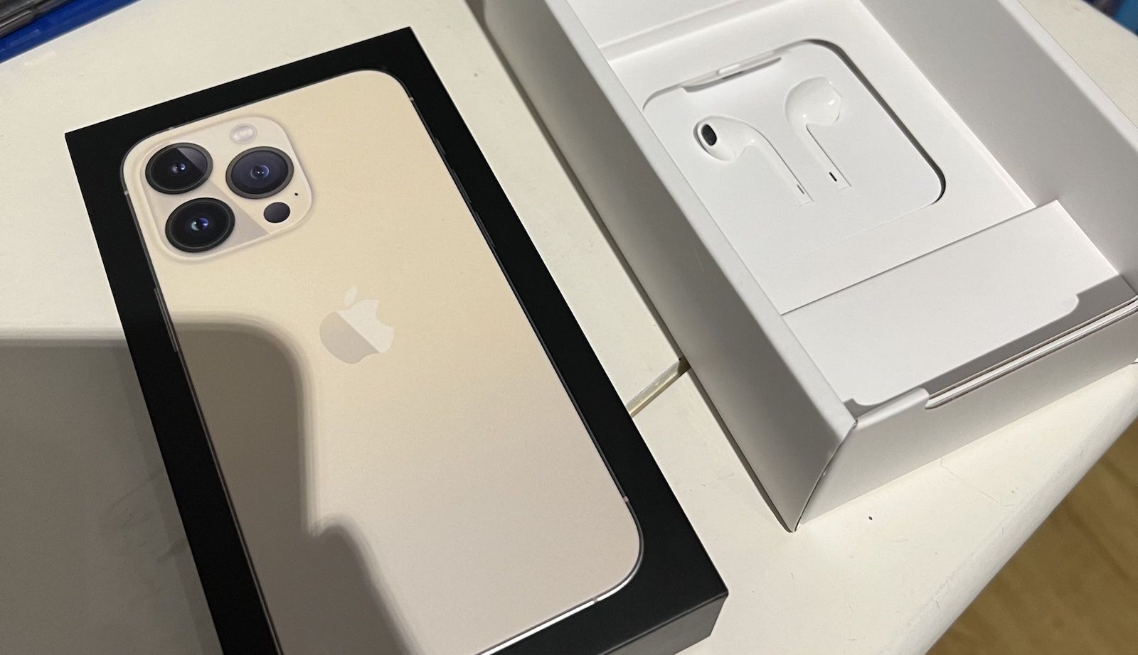 Apple продаёт необычный iPhone 13 во Франции. В его комплекте есть наушники