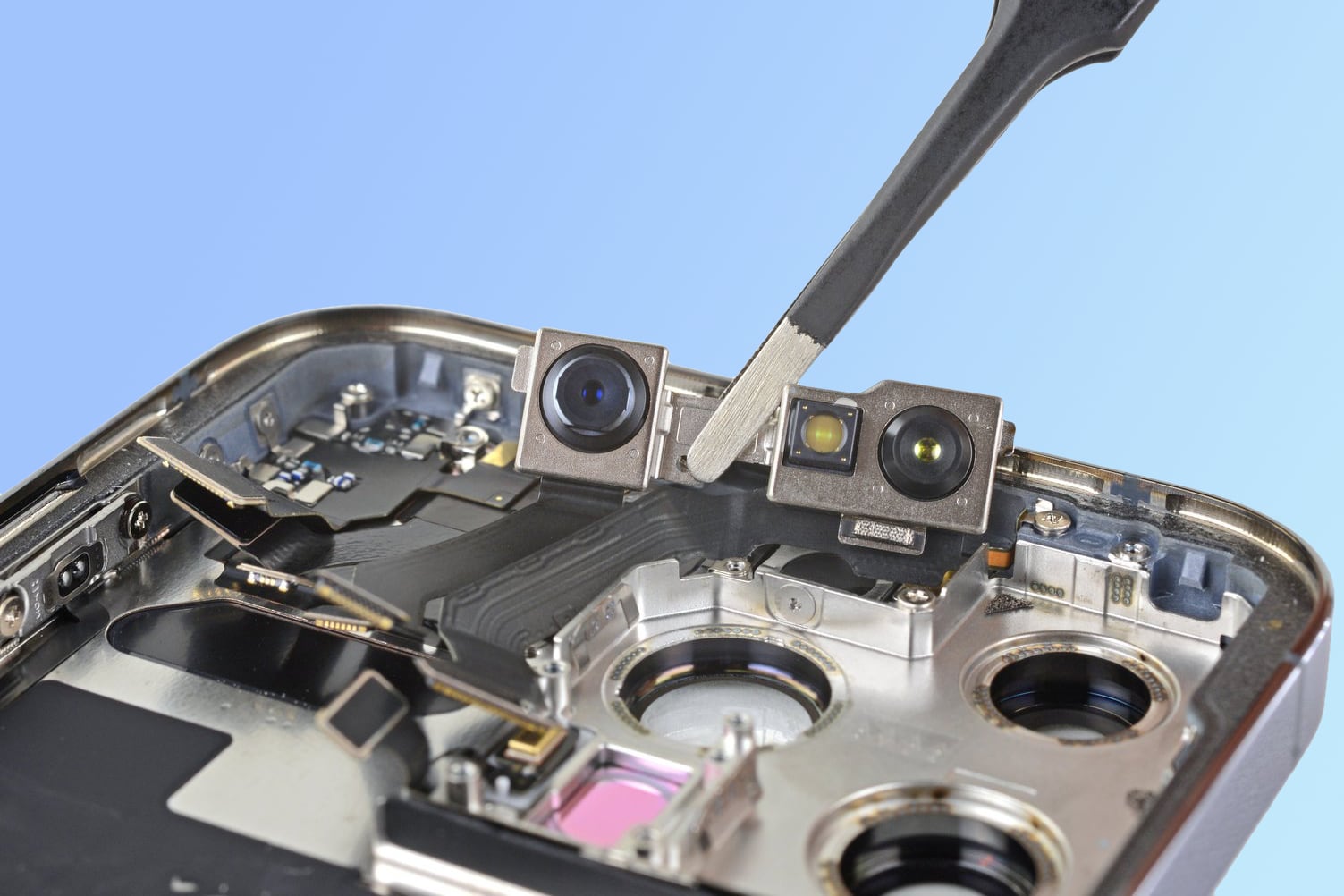 iFixit разобрали iPhone 13 Pro. Его очень сложно починить