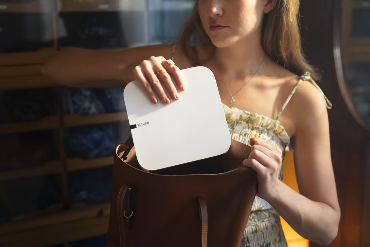 В России появился яркий проектор XGIMI Elfin: HDR10+ и звук Harman Kardon