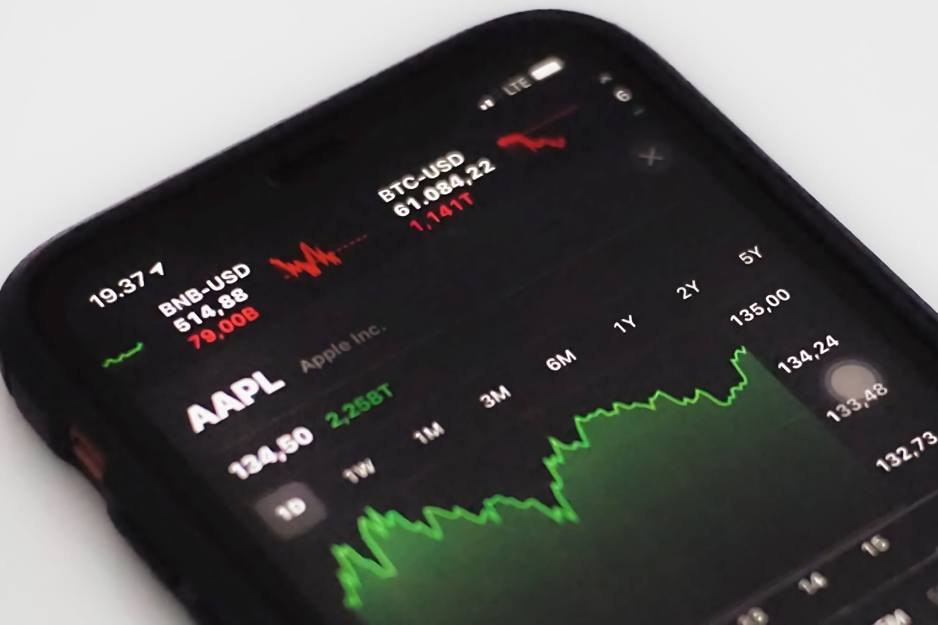 Чтобы инженеры не переходили в Facebook, Apple выдала им акции на сумму до $180 тысяч