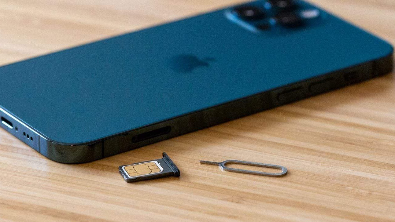 Apple может выпустить iPhone без слота для SIM-карты в 2022 году