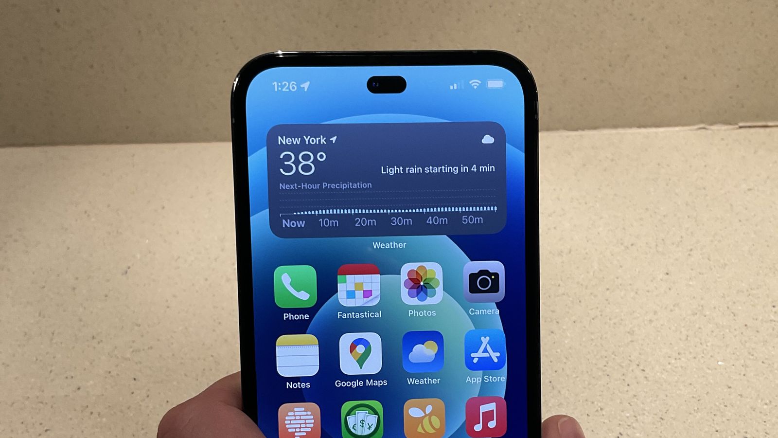 Вот так может выглядеть iPhone 14 Pro с овальным вырезом в дисплее