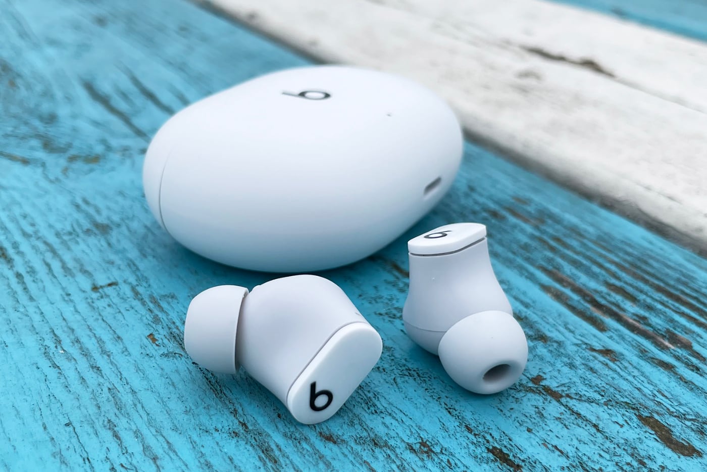 В новой прошивке Beats Studio Buds появилось мгновенное сопряжение с iPhone и Mac. Раньше для этого был нужен чип H1