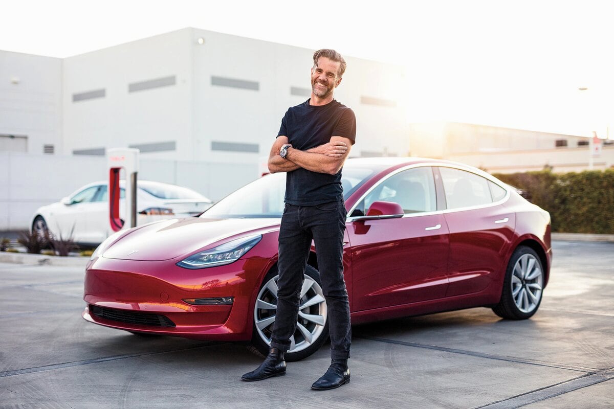 Главный дизайнер Tesla раскритиковал Apple и сказал, что от неё нечего ждать
