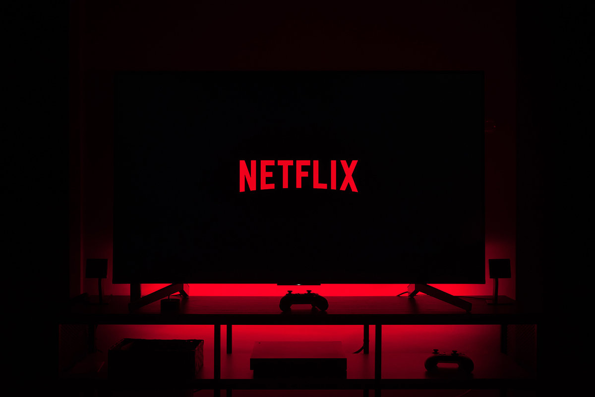 Netflix планирует запустить версию с дешевой подпиской, но со встроенной там рекламой