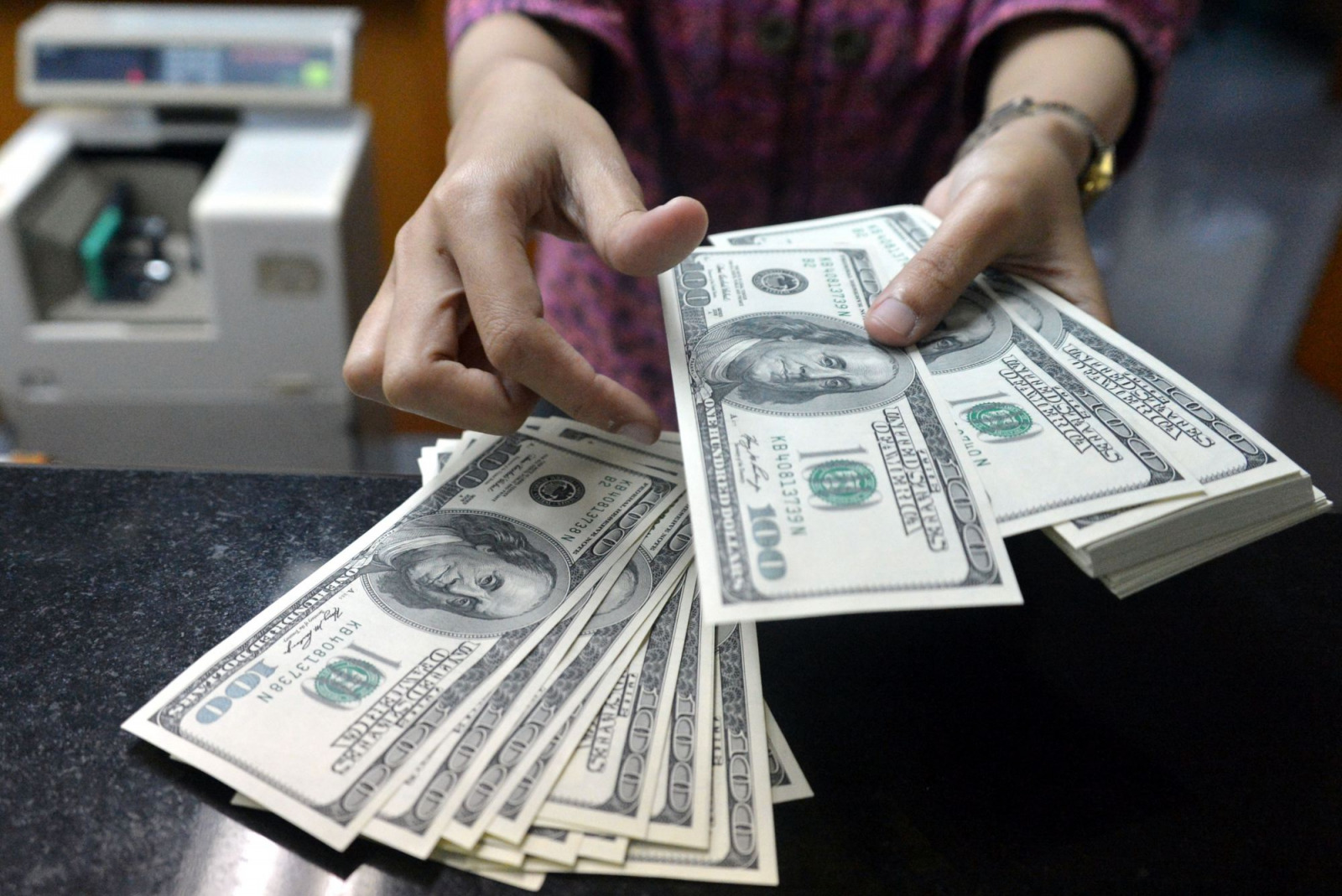 Центробанк разрешил переводить физлицам до $50 тысяч за рубеж. Раньше было до $10 тысяч
