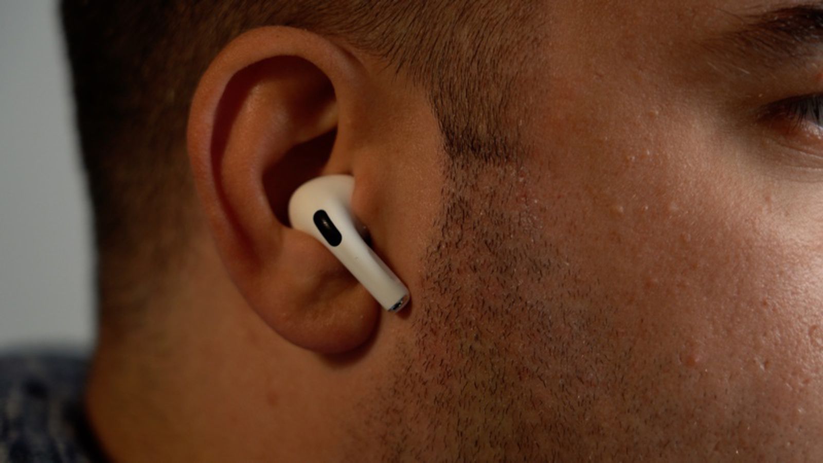 На Apple подали в суд из-за AirPods, которые повредили ребёнку барабанные перепонки