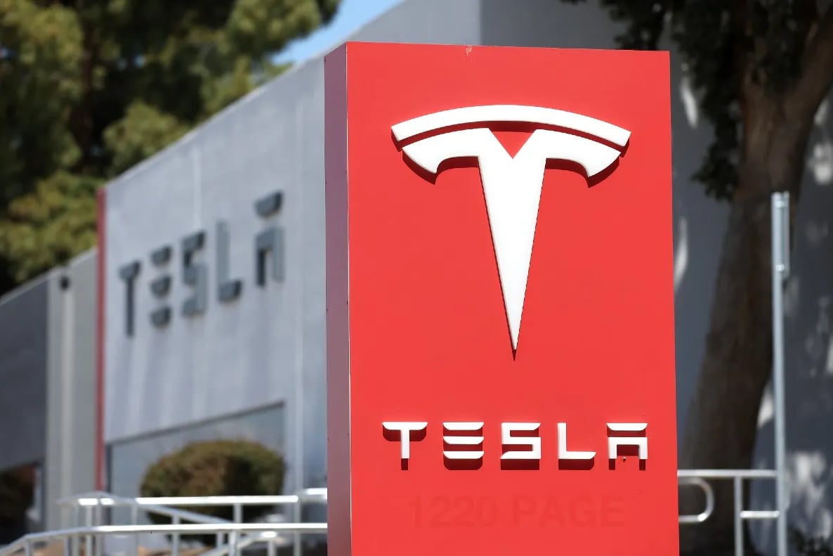 Tesla обвинила инженера Александра Яцкова в краже секретов суперкомпьютера