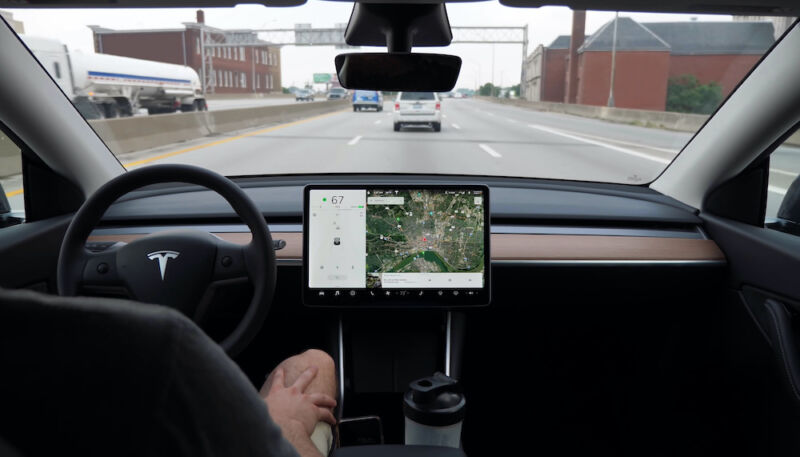Хакеры научились угонять любые Tesla за 130 секунд. Илон Маск молчит