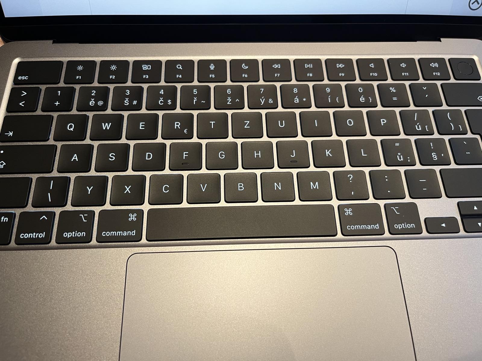 Купил новый MacBook Air M2 в Чехии и поплатился за невнимательность