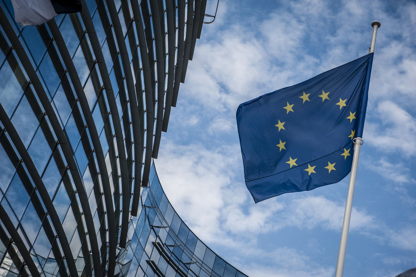 Европарламент одобрил закон, который обязывает Apple разрешить установку приложений не из App Store