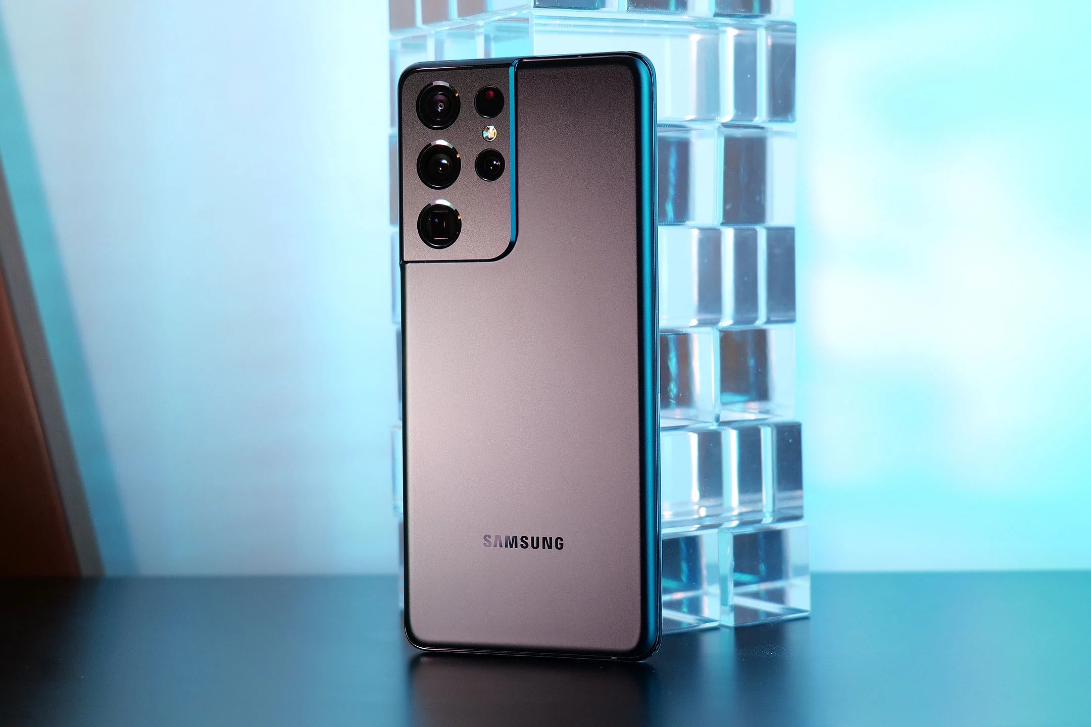 Известия: в России дефицит запчастей для смартфонов Samsung и Huawei. Не хватает экранов и аккумуляторов