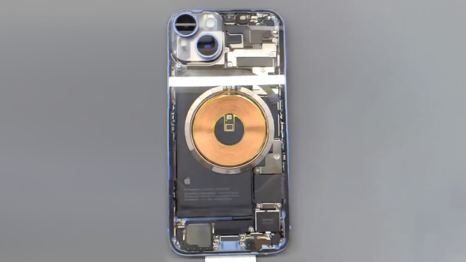 Для iPhone 14 сделали прозрачную заднюю панель. Через неё видно всё железо