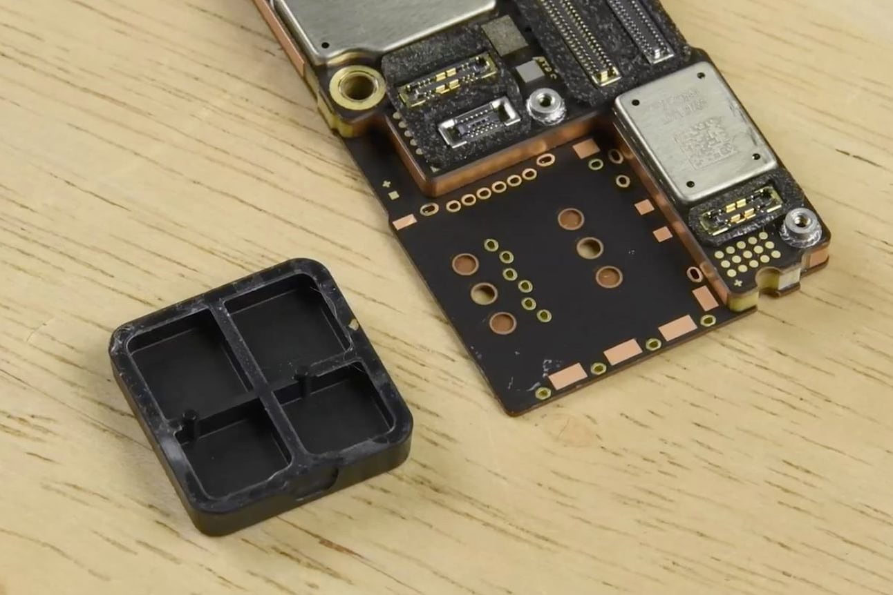 Apple установила огромную пластиковую заглушку вместо лотка SIM-карты в iPhone 14 для США