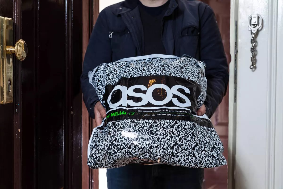 Почта России запустила доставку из ASOS, Farfetch и других западных маркетплейсов