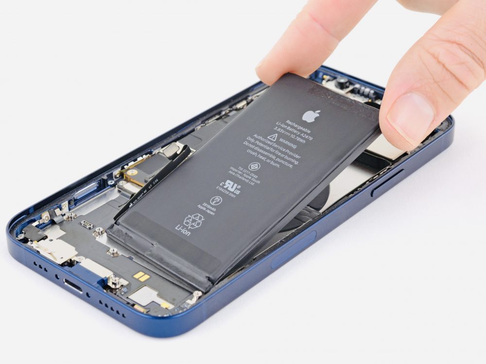 Евросоюз может заставить Apple, Google и других вернуть съемные аккумуляторы в смартфоны