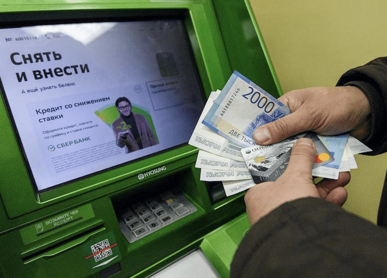 Цена дебетовых карт Сбера на черном рынке выросла до 100 тысяч. Они нужны мошенникам для вывода денег