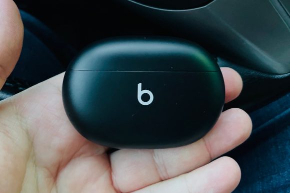 Никому не советую наушники Beats Studio Buds. Купил две пары, обе не работают