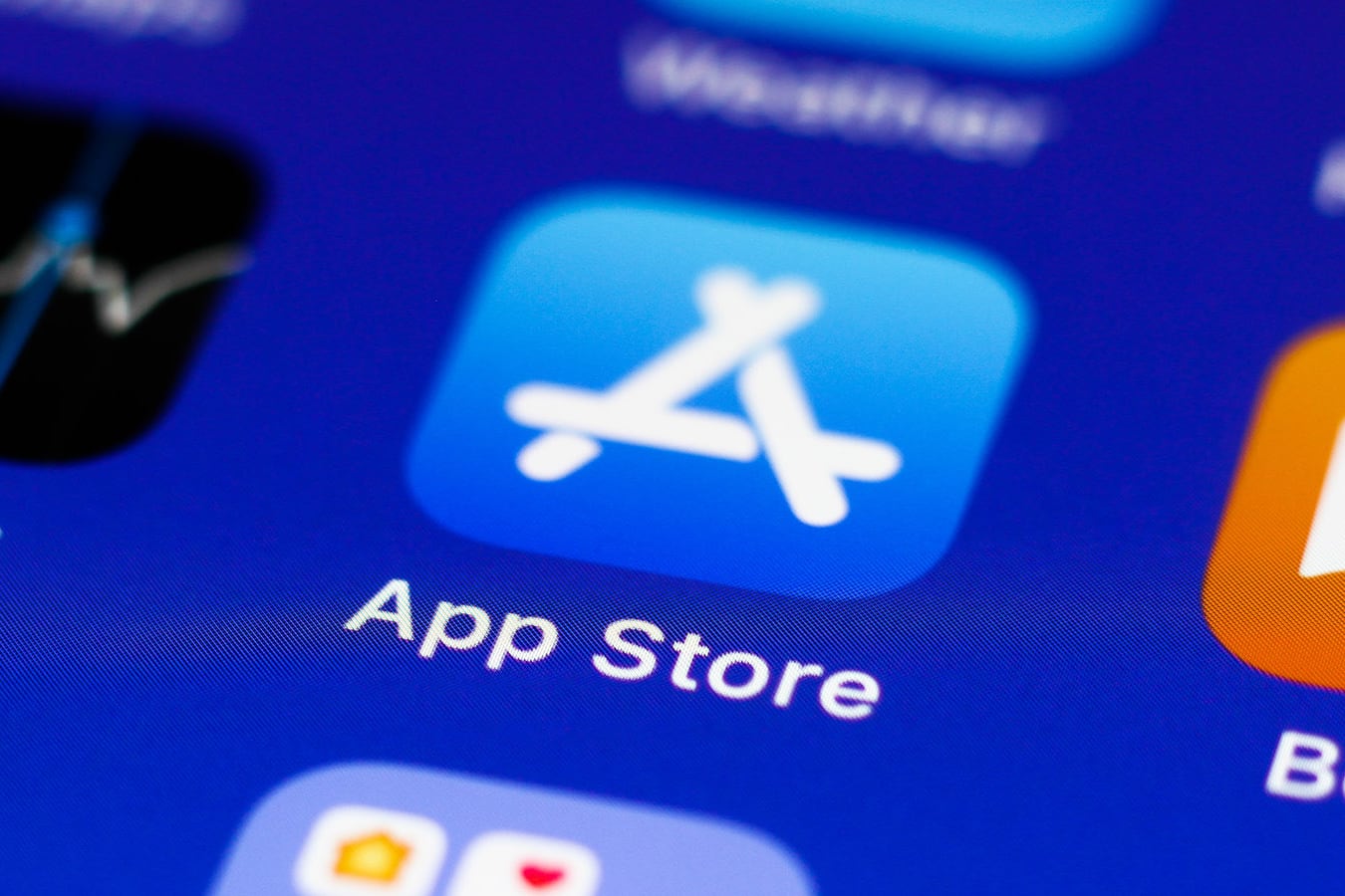 Минцифры разработало закон, обязывающий Apple разрешить установку приложений не из App Store